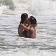 Gabi Brandt namora com Saulo Poncio no mar da Barra da Tijuca, no Rio de Janeiro