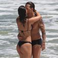 Gabi Brandt troca beijos com o marido, Saulo Poncio, na praia, nesta terça feira, 02 de fevereiro de 2021