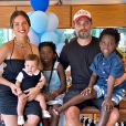 Giovanna Ewbank e Bruno Gagliasso reuniram a família para comemorar o mesversário de Zyan