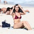Julianne Trevisol apostou em biquíni trendy para dia de praia
