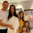 Kyra Gracie em foto ainda grávida de Rayan com o marido, Malvino Salvador, a enteada, Sophia, e as filhas,  Ayra (6 anos) e Kyara (de 4 anos) 