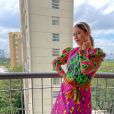 Marília Mendonça posa com vestido fluor e estampa abstrata