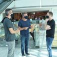 Tiago Leifert, Boninho e Rodrigo Dourado ficaram conversando no shopping
