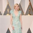 Cate Blanchett elegeu um vestido sereia verde água com aplicações de penas e cristais Swarovski para o Oscar 2016