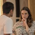 Na novela 'Salve se Quem Puder', Luna (Juliana Paiva) fica em dúvida se aceita convite de Téo (Felipe Simas) em fazer um passeio de helicóptero