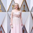 No Oscar 2018, Elisabeth Moss elegeu um vestido off white com aplicações em cristais e um cino fino para marcar a cintura