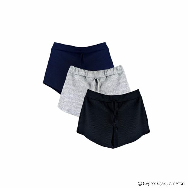 O kit com 3 shorts canelado está à venda na Amazon