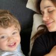 Sabrina Petraglia reuniu os filhos, Gael, de quase 2 anos, e Maya, de 3 meses, em foto, nesta sexta feira, 9 de abril de 2021