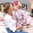 Ana Paula Siebert beija filha, Vicky, em sessão de fotos: 'Amor sem fim'