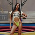 Anitta usou look com cropped escrito 'Girl From Rio' e biquíni cavado em clipe